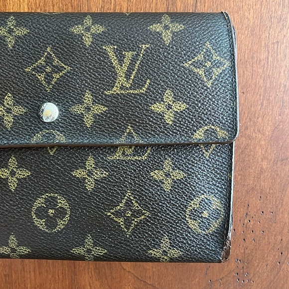 Louis Vuitton Pochette-passeport Wallet - Picture 11 of 15